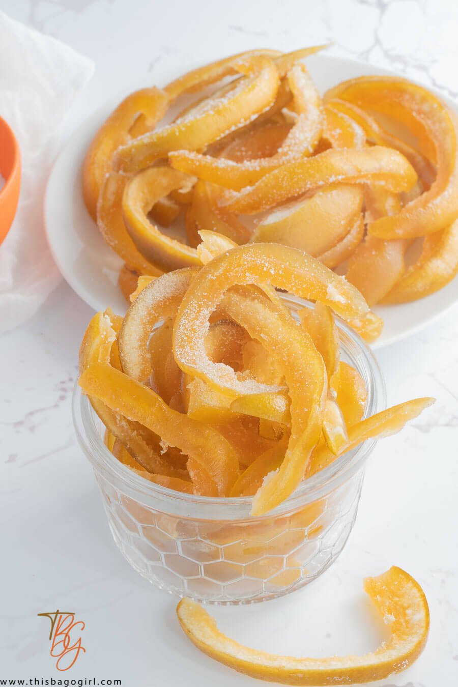 Packing pomelo peels into a glass jar to store