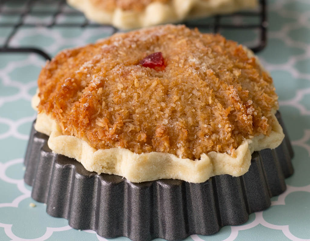 Side view of a gizzada with the coconut filling.