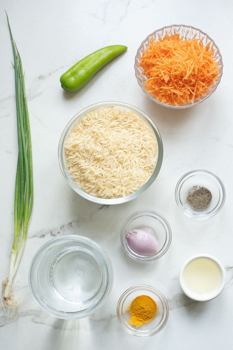 Ingredients needed to make delicious carrot rice