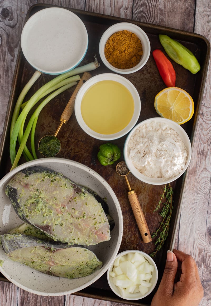 Ingredients needed to make curry king fish.