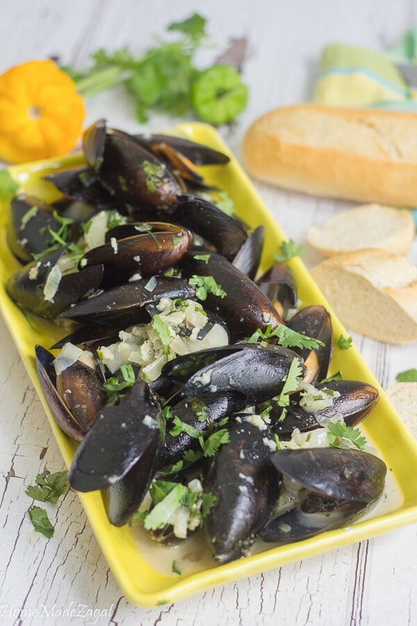 Steamed mussels in coconut milk with curry and shallots