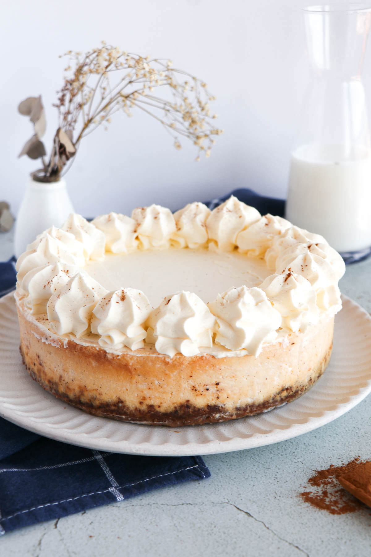 Ponche de crème cheesecake topped with whipped cream.